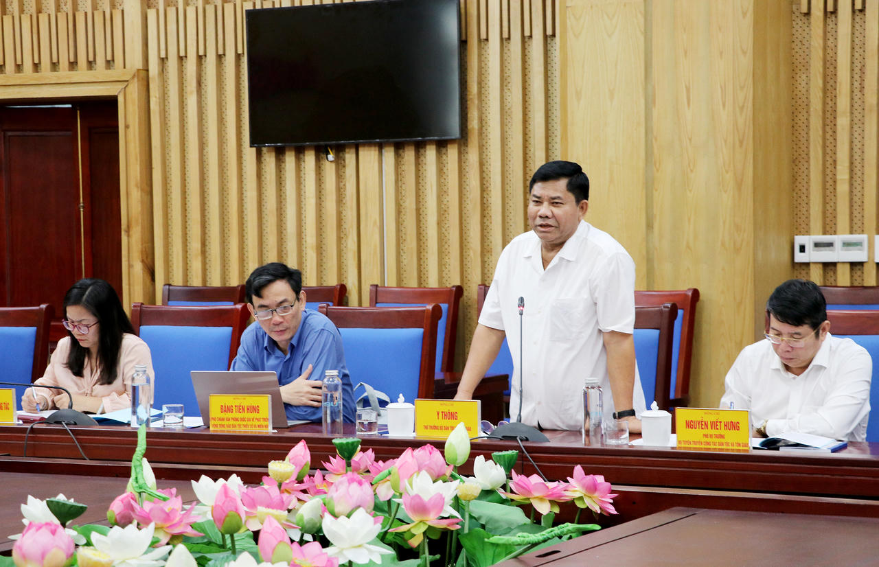 Thứ trưởng Bộ Dân tộc và Tôn giáo Y Thông ghi nhận những kết quả đạt được của tỉnh Nghệ An trong việc thực hiện 3 Chương trình MTQG trên địa bàn.