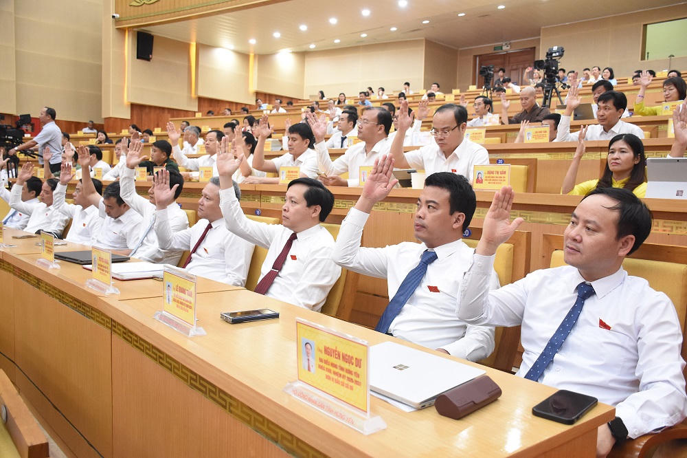 HĐND tỉnh đã thông qua 27 nghị quyết tập trung vào các lĩnh vực trọng tâm như cơ cấu lại ngành nông nghiệp theo hướng hiện đại, phát triển khoa học - công nghệ, đổi mới sáng tạo, chuyển đổi số, đầu tư công và các chính sách bảo đảm an sinh xã hội