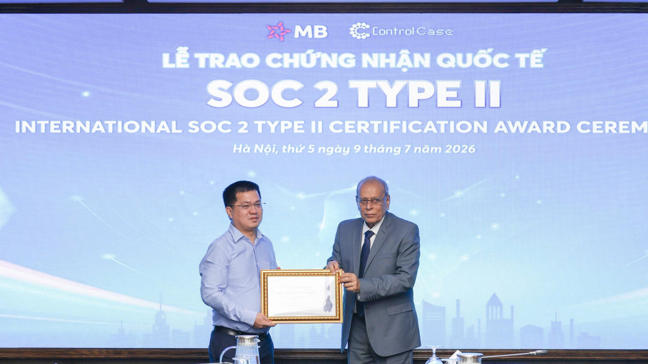 Ông Suresh Dadlani – Chủ tịch ControlCase International (bên phải) trao chứng nhận cho ông Nguyễn Xuân Học – Phó Tổng giám đốc MB (bên trái).