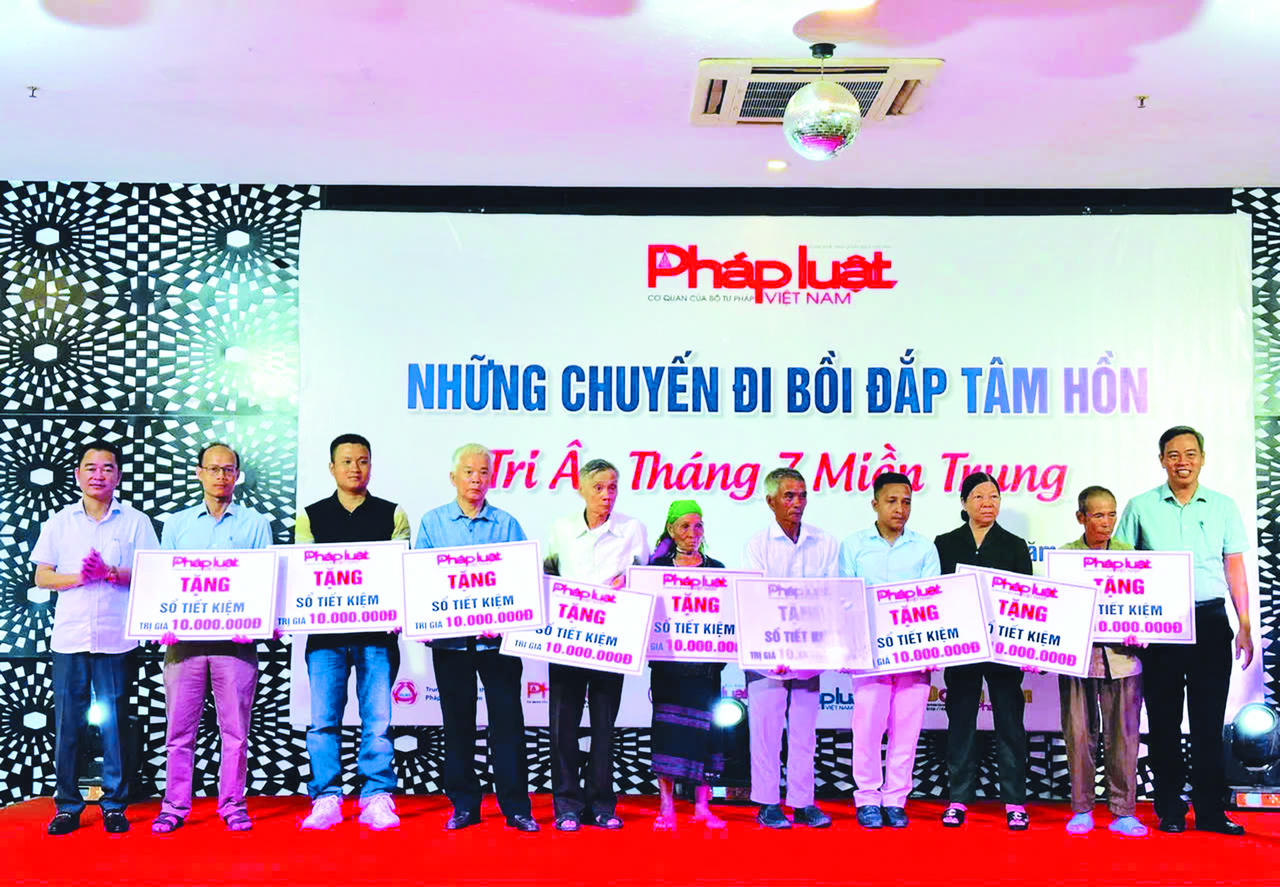&nbsp;Lãnh đạo Báo PLVN và lãnh đạo tỉnh Quảng Trị trao sổ tiết kiệm cho các Mẹ Việt Nam Anh hùng, gia đình chính sách… trong chương trình “Tri ân tháng Bảy miền Trung” năm 2023.