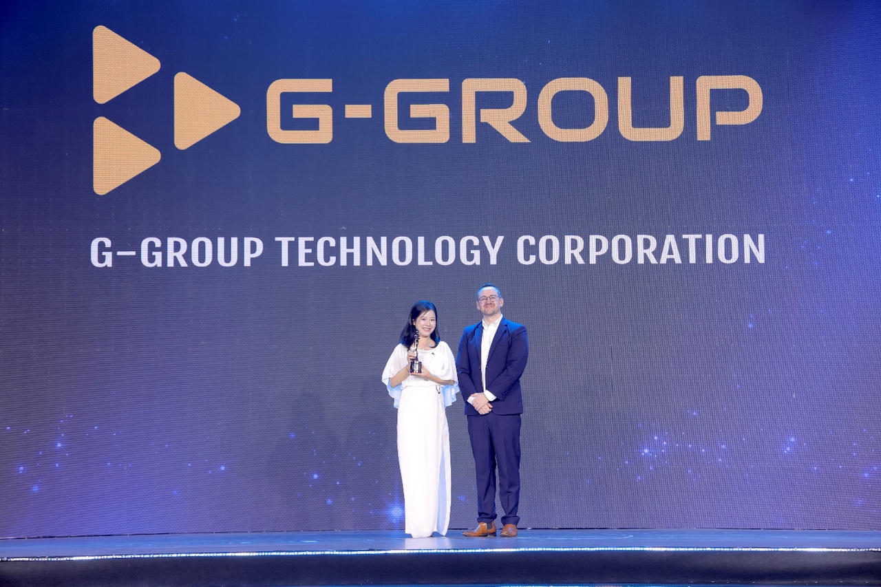 Bà Nguyễn Hồng Hạnh – Giám đốc Nhân sự G-Group nhận cúp vinh danh