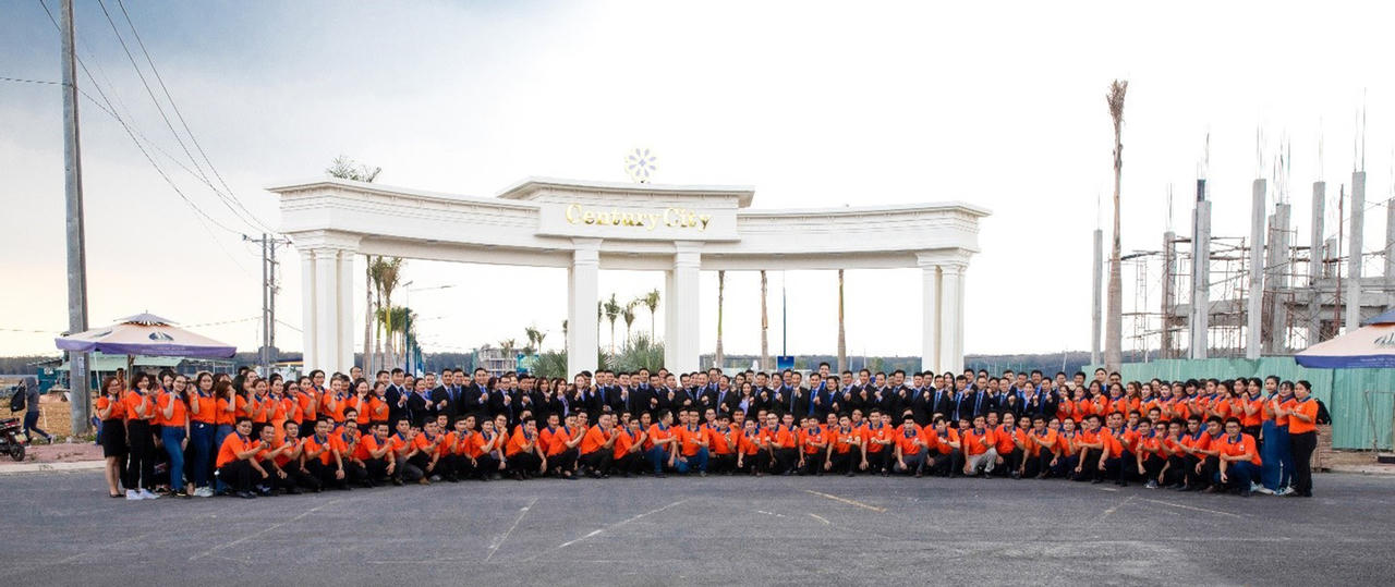 Nhân viên môi giới BĐS tại một dự án ở TP HCM.