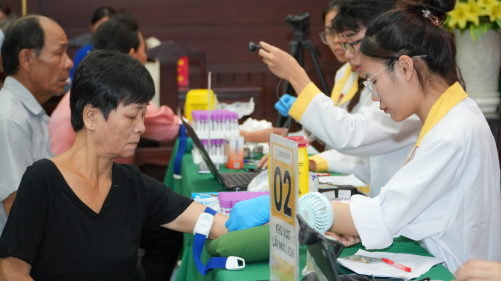 Các lực lượng hỗ trợ lấy máu sinh phẩm.