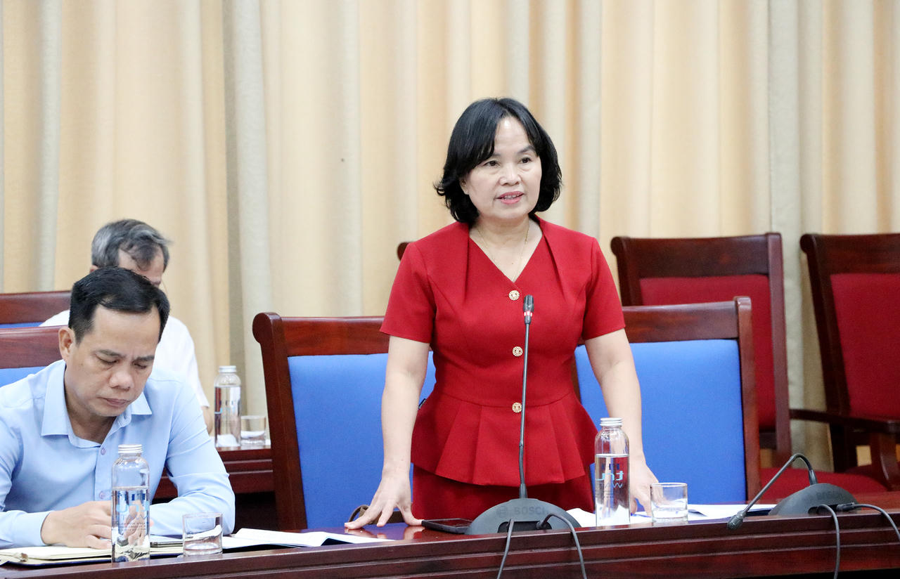 Phó Giám đốc Sở Nông nghiệp và Môi trường Nghệ An - bà Võ Thị Nhung báo cáo các nội dung trong chương trình MTQG trên địa bàn.
