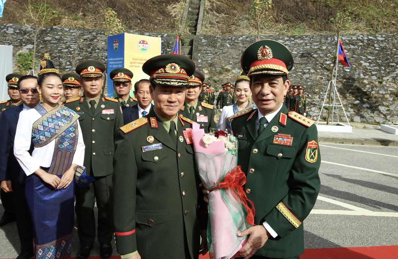 Đại tướng Khamliang Outhakaysone đã chủ trì lễ đón Đại tướng Phan Văn Giang và đoàn đại biểu Việt Nam tại Cửa khẩu Nam On