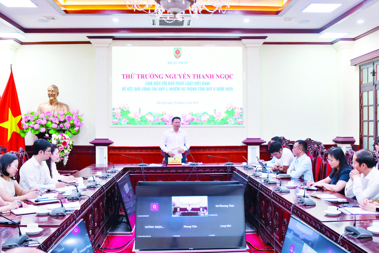 Thứ trưởng Bộ Tư pháp Nguyễn Thanh Ngọc chủ trì một cuộc làm việc với Báo PLVN.