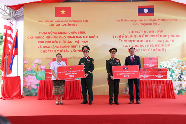 Đại tướng Phan Văn Giang và Đại tướng Khamliang Outhakaysone cũng đã tham quan hoạt động khám, chữa bệnh, cấp phát thuốc miễn phí và trao 50 con bò giống cho 50 hộ dân có hoàn cảnh khó khăn khu vực biên giới Lào.