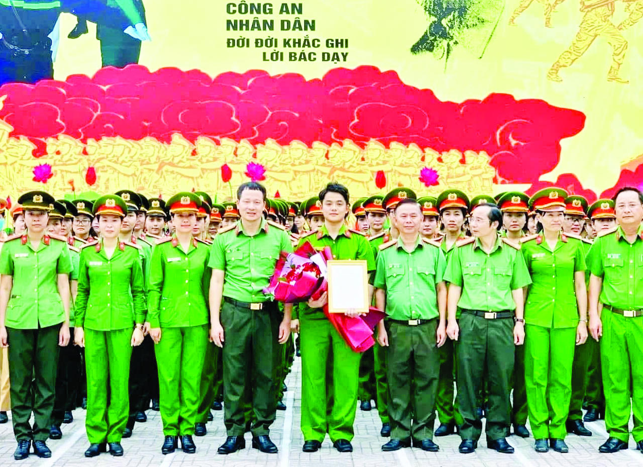 Ban Giám đốc CA Đồng Nai cùng cán bộ, chiến sĩ chúc mừng đồng chí Phan Đức Mạnh (Ảnh: Huỳnh Phúc)
