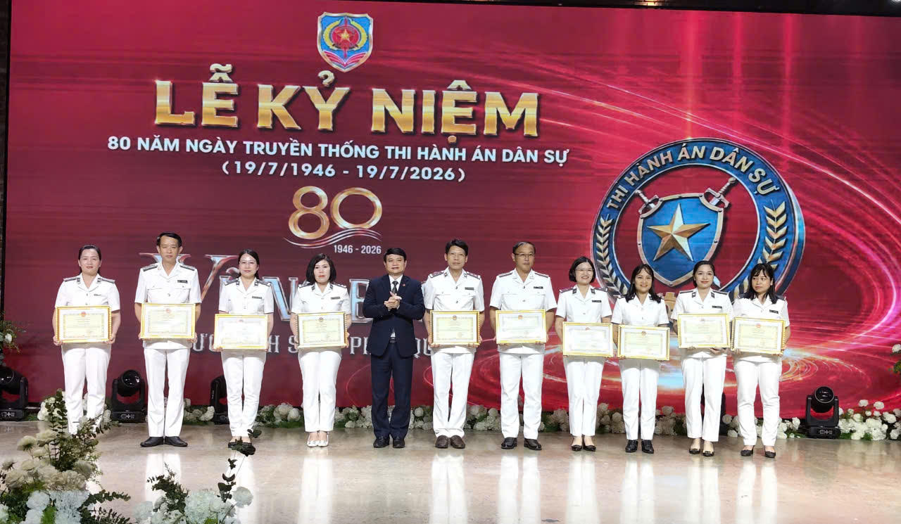 UBND tỉnh Sơn La tặng Bằng khen cho 10 cá nhân có nhiều đóng góp trong công tác thi hành án dân sự.