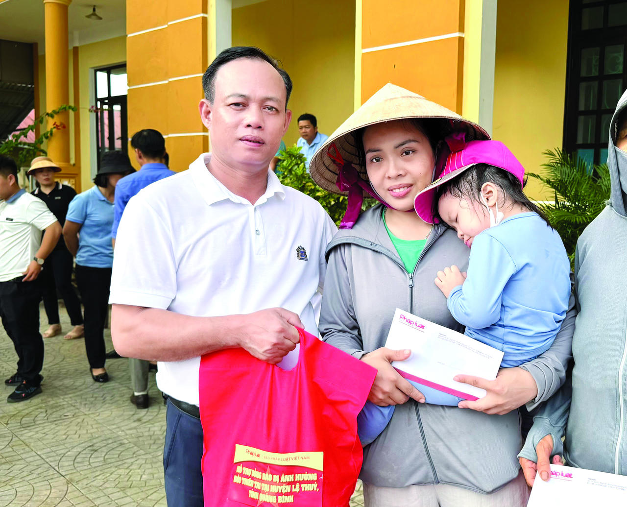 Nhà báo Nguyễn Quang Tám, phụ trách VPĐD tại Đà Nẵng trao quà cho người dân vùng lũ Quảng Bình (cũ), tháng 11/2024.	
