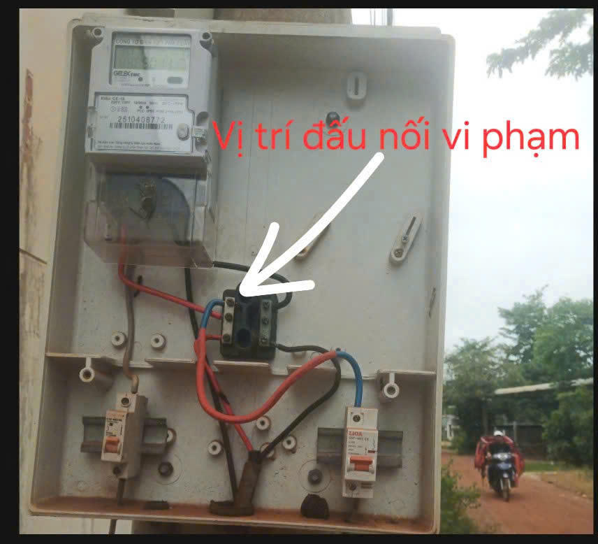 Hành vi câu móc sử dụng điện bất hợp pháp đối với công tơ điện lắp ngoài trụ điện 