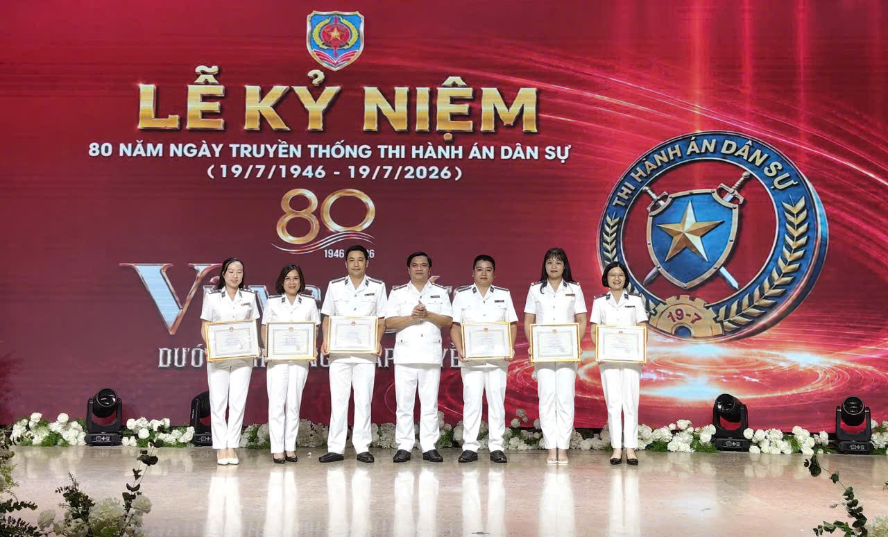Các tập thể, các nhân được Cục Quản lý Thi hành án dân sự - Bộ Tư pháp tặng Giấy khen.