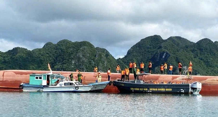 Cứu hộ thành công 3 thuyền viên vụ lật tàu tại khu vực biển Vân Đồn