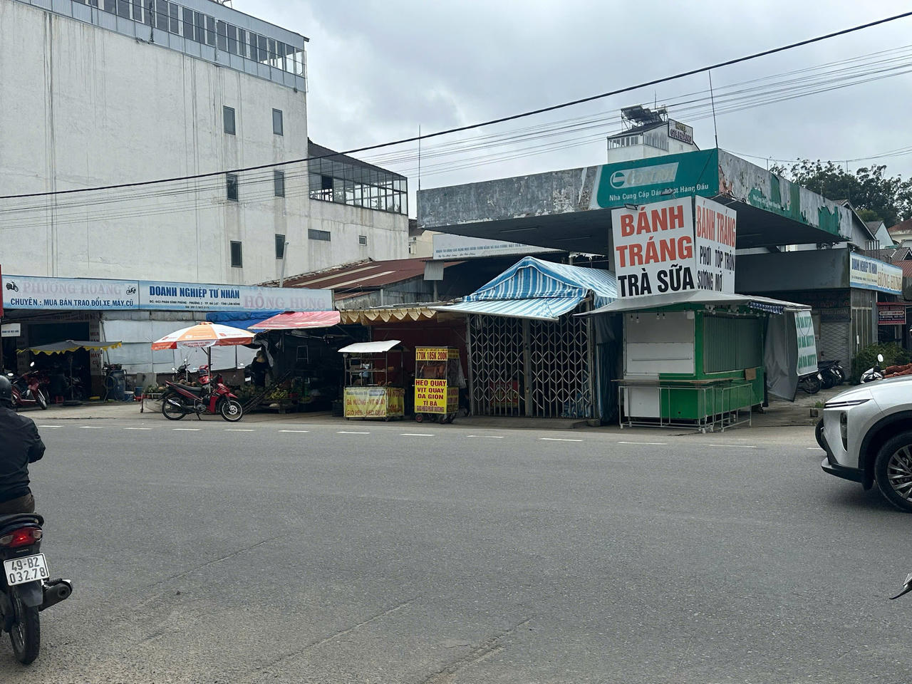 Tại khu đất đã bán đấu giá có nhiều cửa hàng kinh doanh khiến việc tổ chức thi hành án gặp nhiều khó khăn.