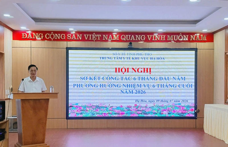 Đồng chí Phan Quốc Hưng - Bí thư Đảng ủy, Giám đốc Trung tâm Y tế khu vực Hạ Hòa phát biểu tại hội nghị (Ảnh: TTYT Hạ Hòa).
