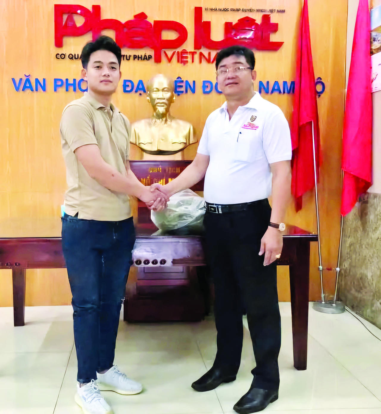 Chiến sĩ Phan Đức Mạnh và nhà báo Huỳnh Ngọc Hiếu. (Ảnh: Huỳnh Phúc)