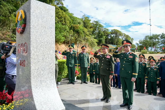 Đại tướng Phan Văn Giang và Đại tướng Khamliang Outhakaysone chào cột mốc biên giới.