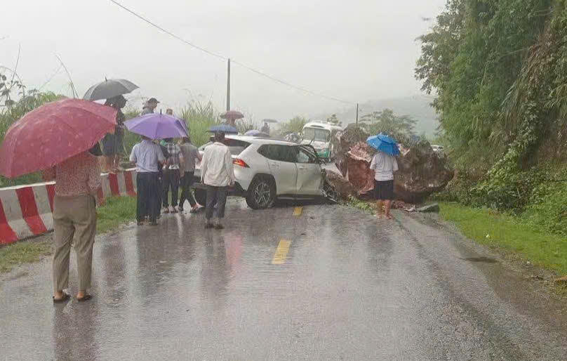 Vụ tại nạn đã làm ách tắc giao thông (Ảnh: CTV)