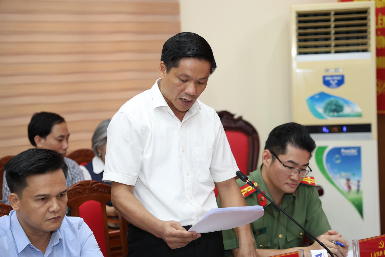 Phó Giám đốc Sở Giáo dục và Đào tạo tỉnh Tuyên Quang báo cáo tại Họp báo.