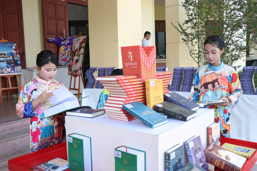 Học sinh đọc sách trưng bày tại buổi triễn lãm.