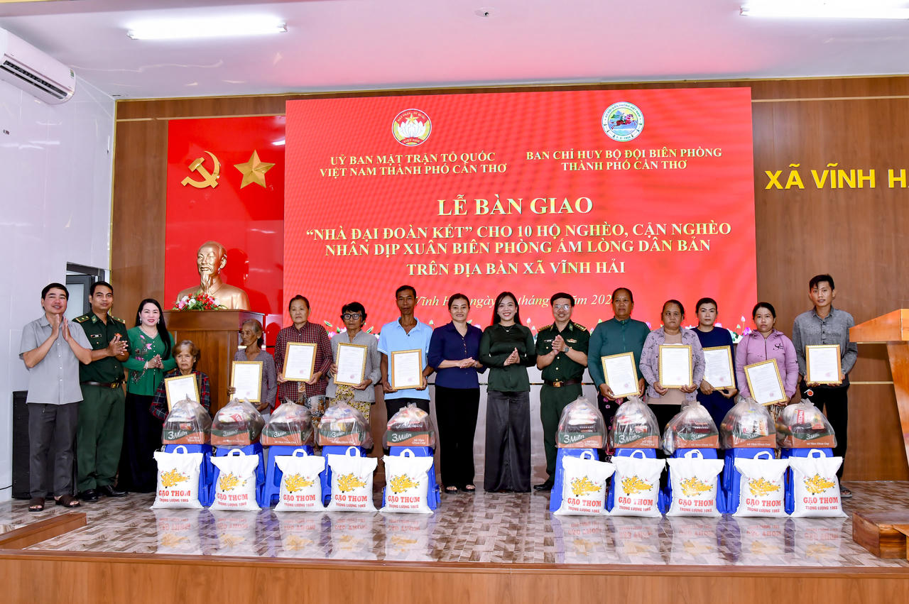 Đại điện lãnh đạo các đơn vị trao quyết định bàn giao nhà và tặng quà cho các hộ dân trên địa bàn xã Vĩnh Hải