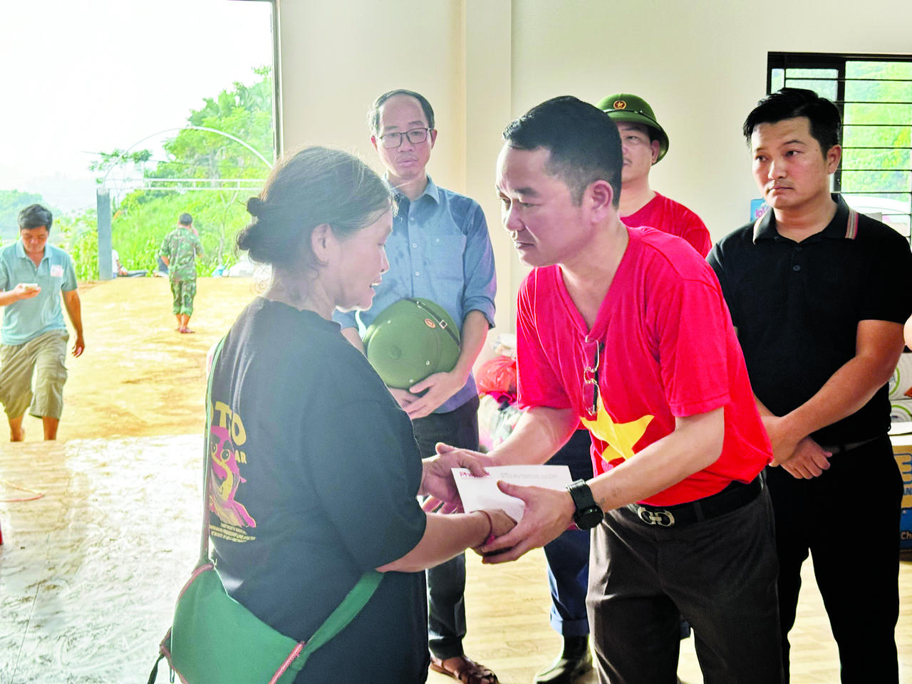 Nắm tay nhau vượt qua khó khăn