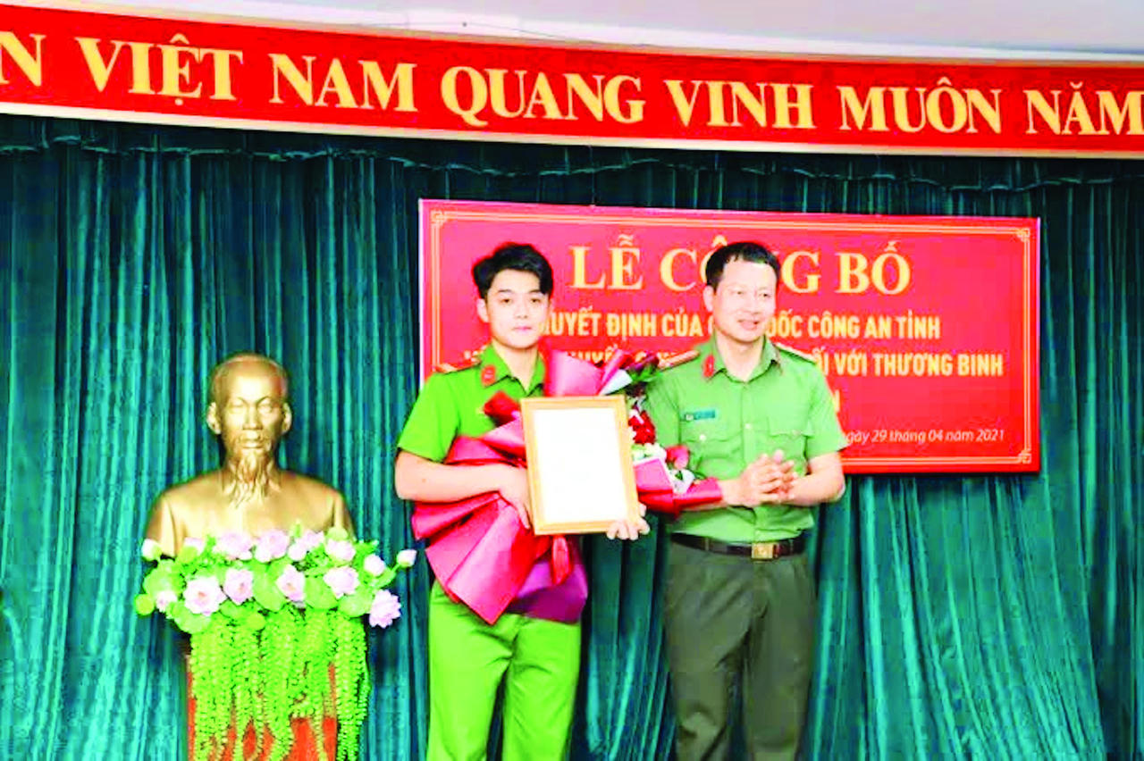 Giám đốc CA Đồng Nai, Đại tá Vũ Hồng Văn (nay là Bí thư TP Đồng Nai) trao quyết định chuyển chuyên nghiệp với chiến sĩ Phan Đức Mạnh, ngày 29/4/2021. (Ảnh: Huỳnh Phúc)