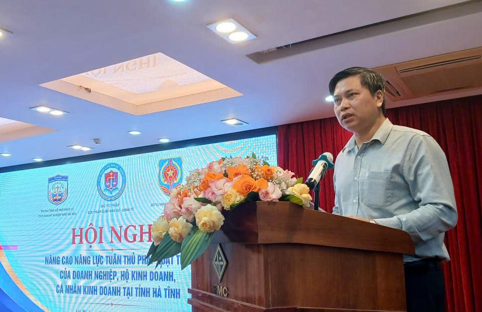 Ông Trần Minh Sơn - Giám đốc Trung tâm Hỗ trợ pháp lý cho doanh nghiệp nhỏ và vừa, Cục Pháp luật dân sự - kinh tế phát biểu khai mạc hội nghị.