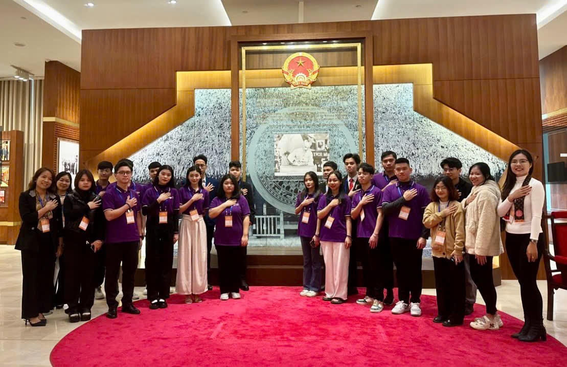 Sinh viên UTM chụp ảnh lưu niệm trong chương trình học tập tại Nhà Quốc hội (Ảnh: Nhà trường cung cấp)