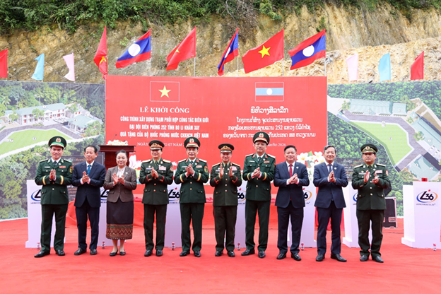 Đoàn đại biểu hai nước dự lễ khởi công công trình Trạm phối hợp công tác tại Đại đội Biên phòng 252 - công trình do Bộ Quốc phòng Việt Nam xây tặng.