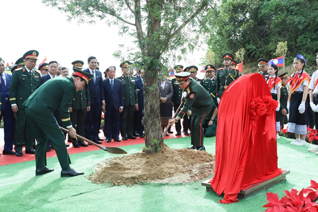 Đại tướng Phan Văn Giang và Đại tướng Khamliang Outhakaysone trồng cây hữu nghị trong khuôn viên cột mốc phía Lào.