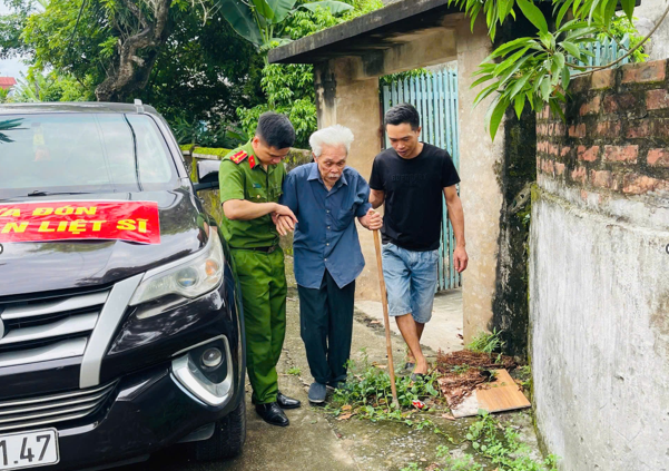 Công an tỉnh Bắc Ninh tổ chức đưa đón thân nhân đến điểm thu nhận, đồng thời bố trí các tổ thu nhận lưu động đến tận nhà để bảo đảm mọi thân nhân đều được tạo điều kiện tham gia thuận lợi, chu đáo nhất. (Ảnh: Công an tỉnh Bắc Ninh)