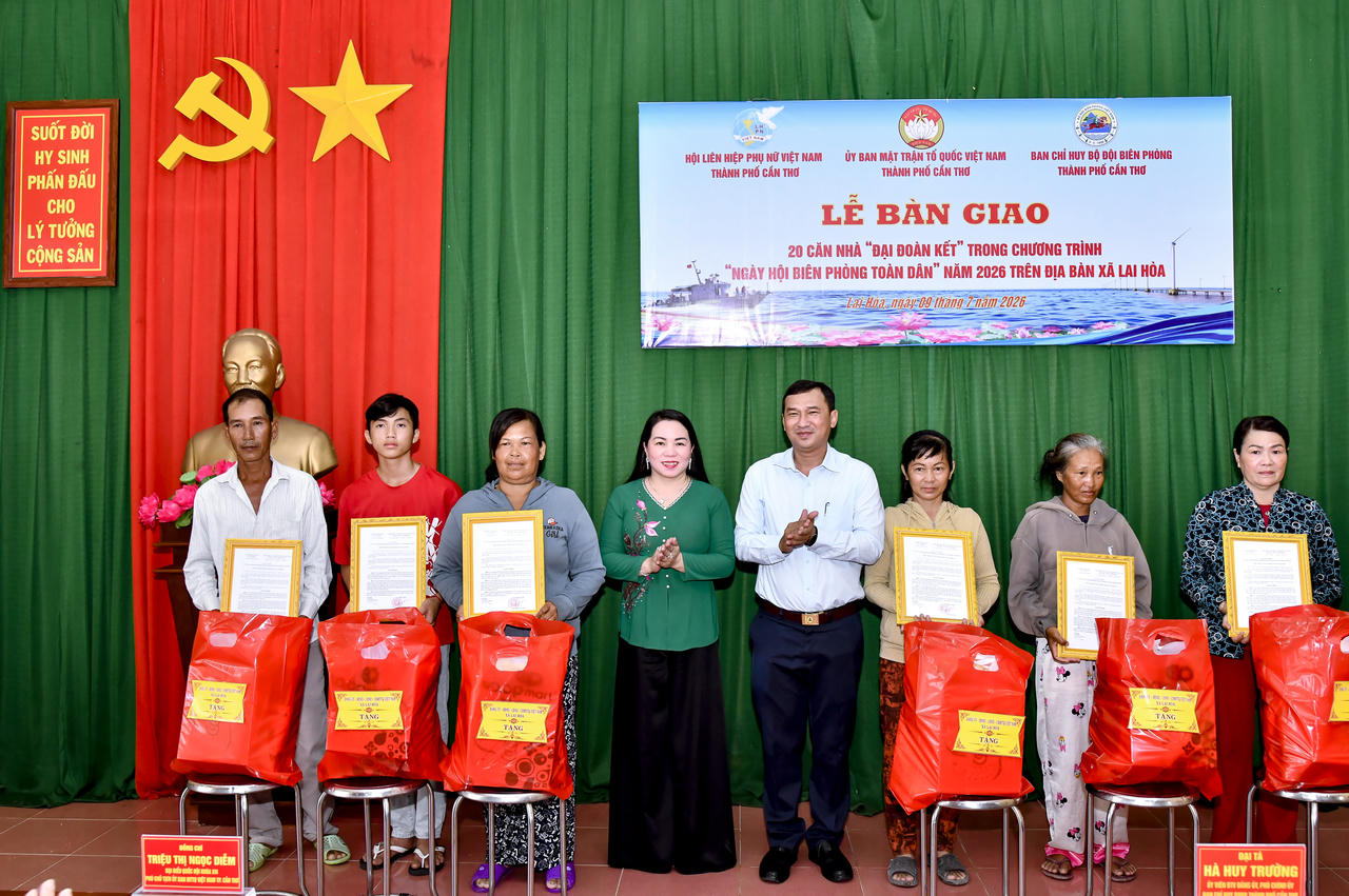 Đại diện lãnh đạo UBMTTQVN TP Cần Thơ và xã Lai Hòa trao quyết định tặng nhà, tặng quà cho các hộ gia đình trên địa bàn xã Lai Hòa.