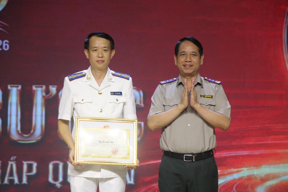 Ông Lò Anh Vĩnh, Phó trưởng THADS tỉnh Sơn La nhận Bằng khen của Bộ trưởng Bộ Tư pháp.