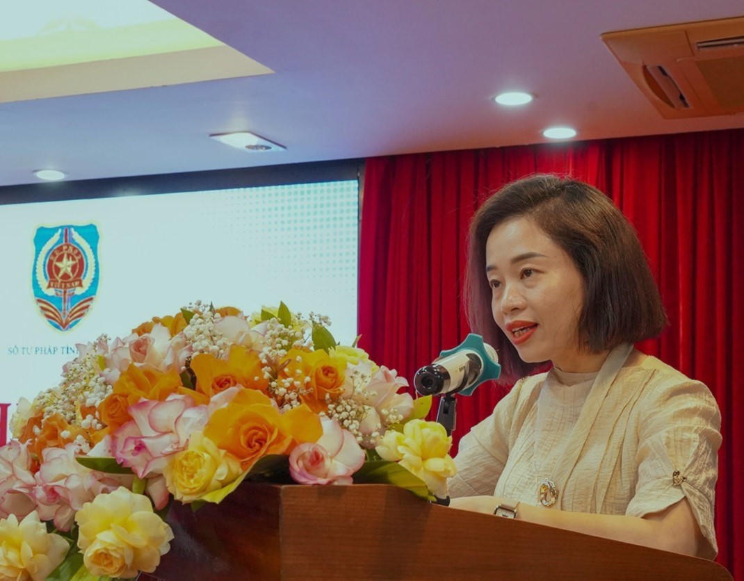 Bà Trần Thị Kiều Oanh-Phó Giám đốc Sở Tư pháp Hà Tĩnh phát biểu tham luận.