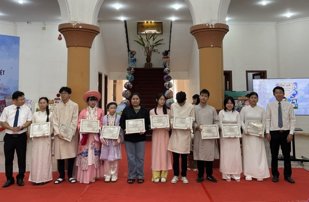 Trao chứng nhận, giải thưởng cho các tác phẩm dự thi.