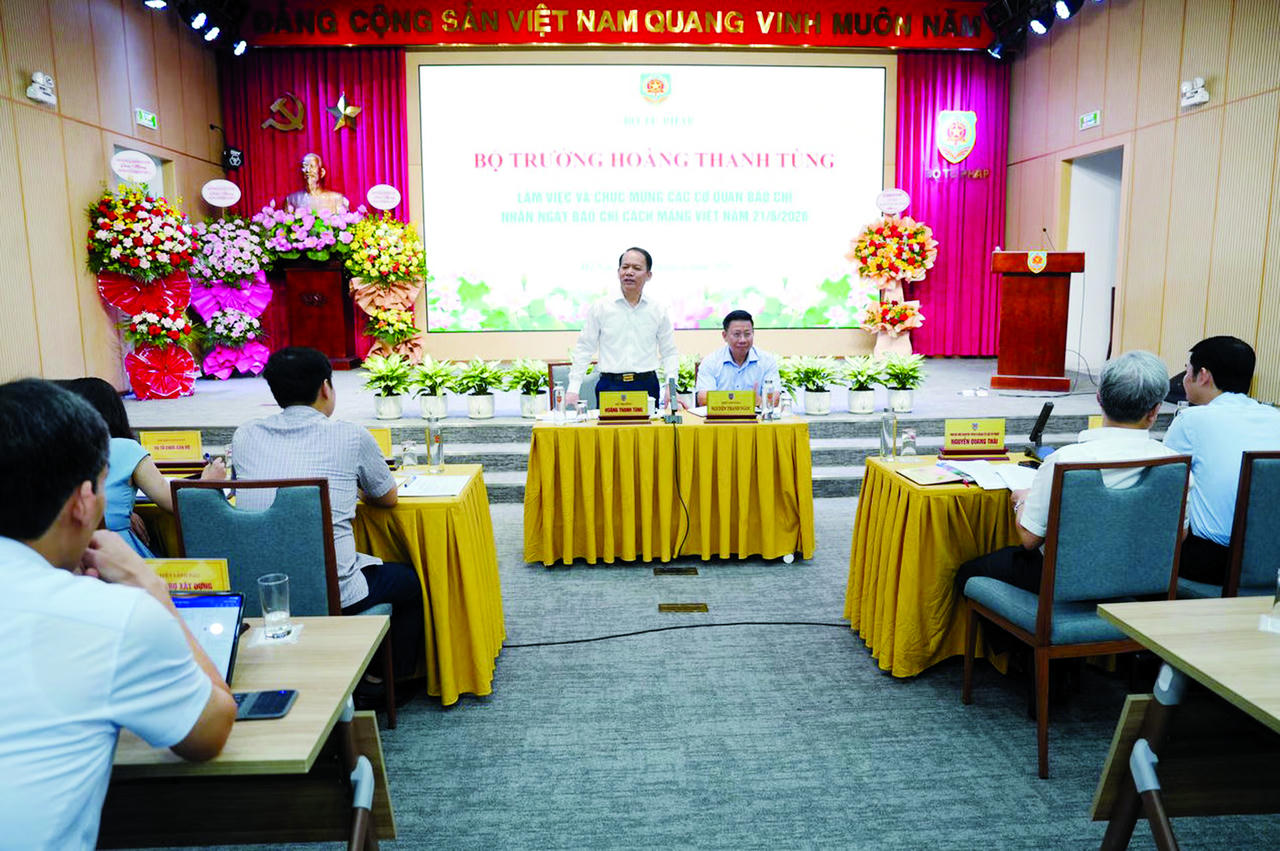 Bộ trưởng Bộ Tư pháp Hoàng Thanh Tùng, Thứ trưởng Nguyễn Thanh Ngọc làm việc và chúc mừng
các cơ quan báo chí nhân Ngày Báo chí Cách mạng Việt Nam 21/6/2026. Ảnh: P.Mai