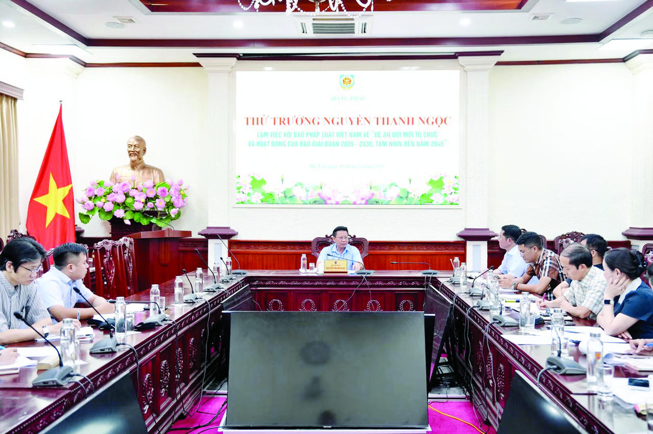 Thứ trưởng Nguyễn Thanh Ngọc chủ trì buổi làm việc với Báo Pháp luật Việt Nam
về Đề án đổi mới tổ chức và hoạt động của Báo giai đoạn 2026 - 2030, tầm nhìn đến năm 2045. Ảnh: PV