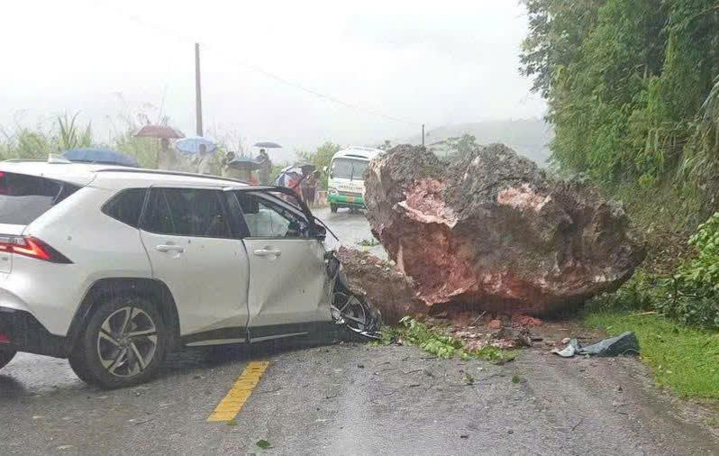 Đá lăn đè nát đầu ô tô đang di chuyển trên Quốc lộ 279D ở Sơn La