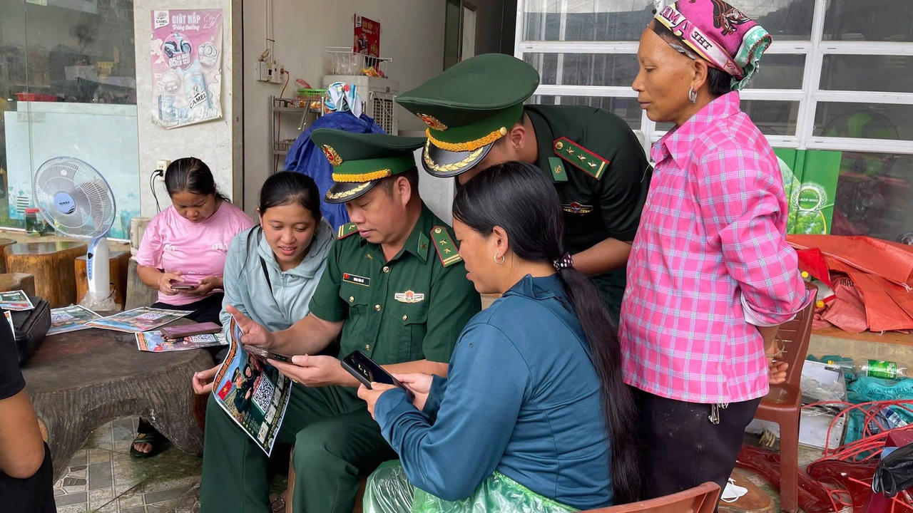 Việc tuyên truyền PBGDPL cho bà con nhân dân góp phần nâng cao nhận thức, ý thức chấp hành pháp luật. (Ảnh: BPCB)
