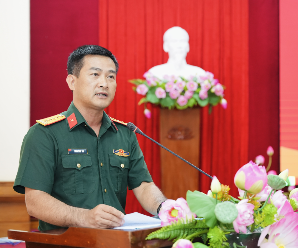Đại tá Đoàn Sinh Hòa, Chỉ huy trưởng Bộ Chỉ huy Quân sự thành phố phát biểu tại hội nghị.