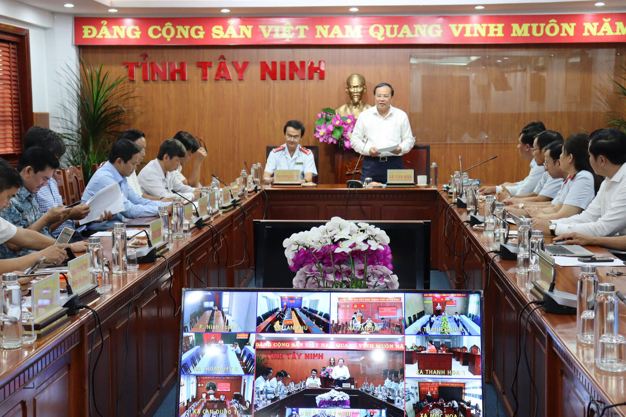 Chủ tịch UBND tỉnh Tây Ninh Lê Văn Hẳn chủ trì buổi làm việc.