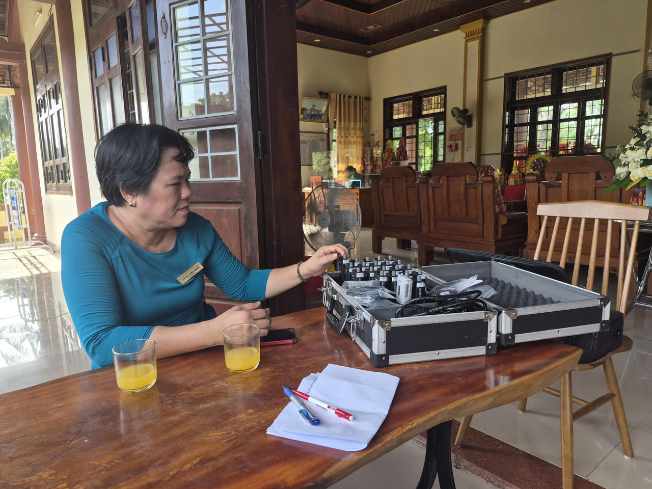 Bà Cáp Thị Thiên Trang: “Hệ thống thiết bị thuyết minh tự động được bảo quản sử dụng cẩn thận, là một minh chứng cho tấm lòng đồng hành thầm lặng của Báo PLVN với Thành cổ Quảng Trị”. Ảnh: Tám Bảy