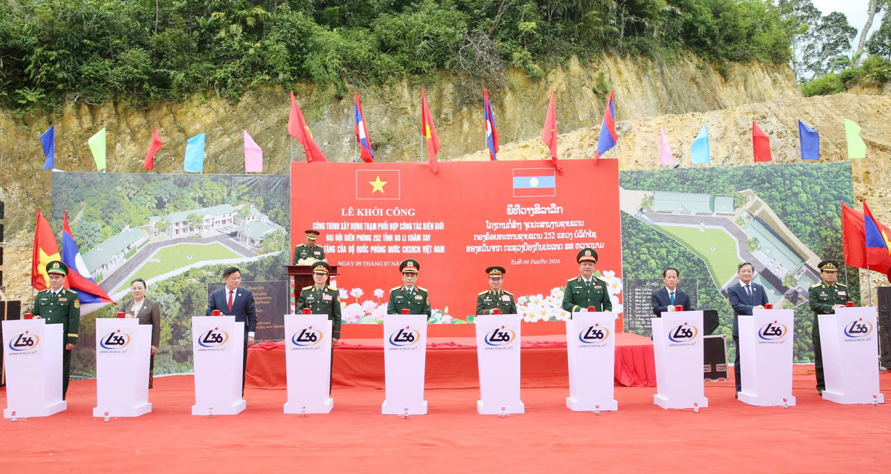 Đại tướng Phan Văn Giang và Đại tướng Khamliang Outhakaysone cùng đại biểu hai nước bấm nút khởi công xây dựng công trình Trạm phối hợp công tác, Đại đội Biên phòng 252, Bộ Chỉ huy Quân sự tỉnh Bô Ly Khăm Xay (Lào)