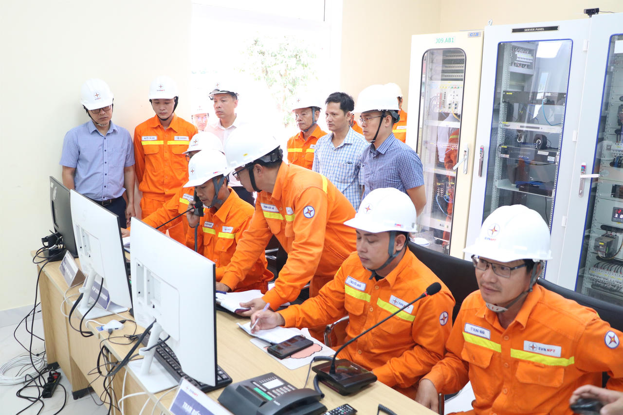 Diễn tập xử lý sự cố rã lưới truyền tải điện 500 kV