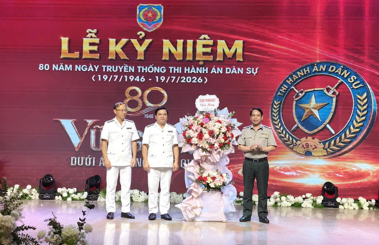 Lãnh đạo Cục Quản lý Thi hành án dân sự, Bộ Tư pháp tặng hoa chúc mừng THADS tỉnh Sơn La tại Lễ kỷ niệm 80 năm Ngày truyền thống.