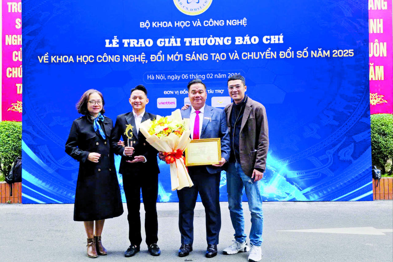 Phó Tổng Biên tập Hà Ánh Bình (ngoài cùng bên phải) chụp hình cùng nhóm tác giả Báo PLVN đoạt giải thưởng báo chí về KHCN, đổi mới sáng tạo và chuyển đổi số, tháng 2/2026. Ảnh: Đào Hà