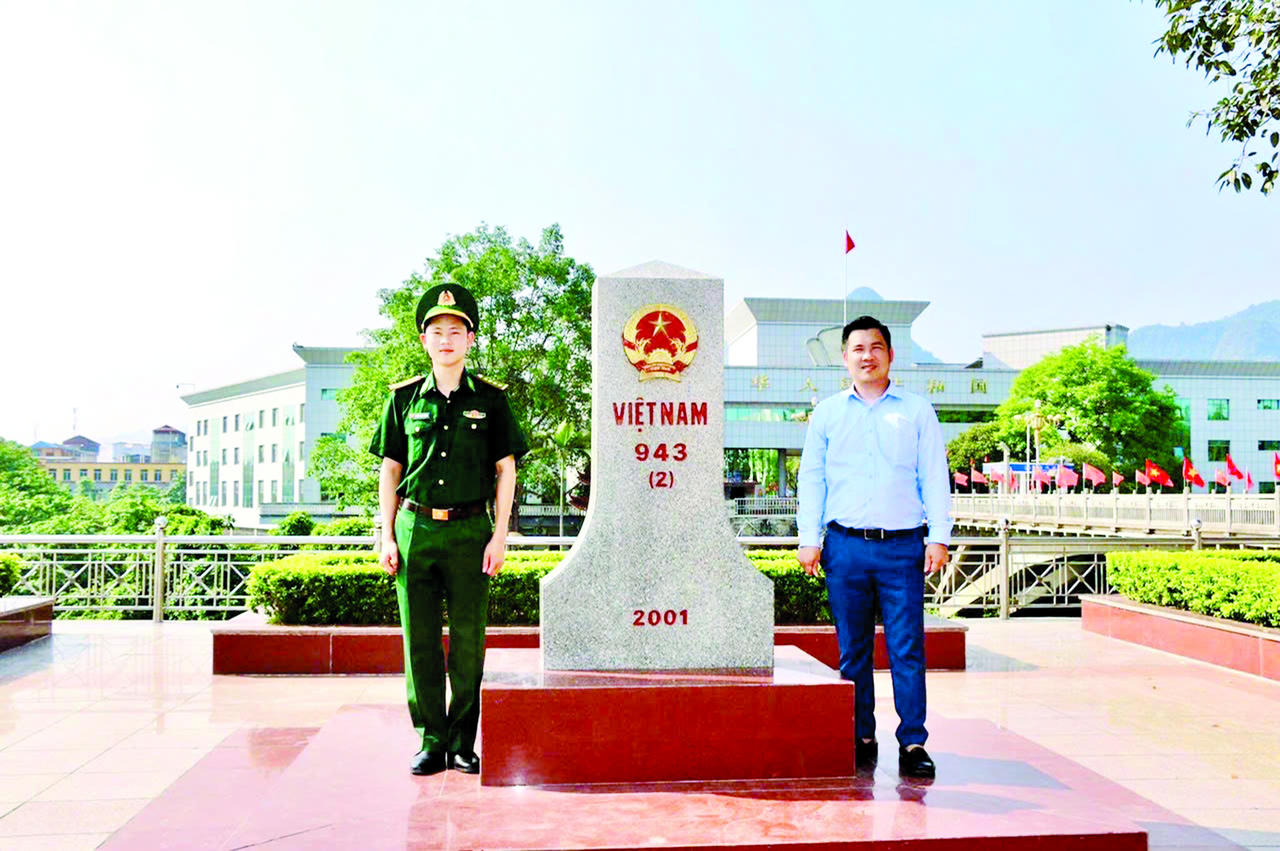 Cùng Biên phòng bám bản