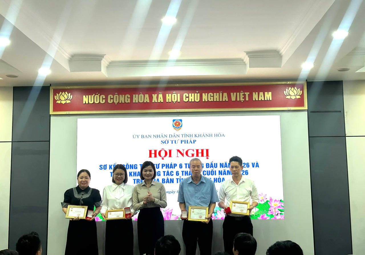 Các cá nhân được tặng Kỷ niệm chương “Vì sự nghiệp Tư pháp” tại Hội nghị sơ kết công tác Tư pháp 6 tháng đầu năm 2026.