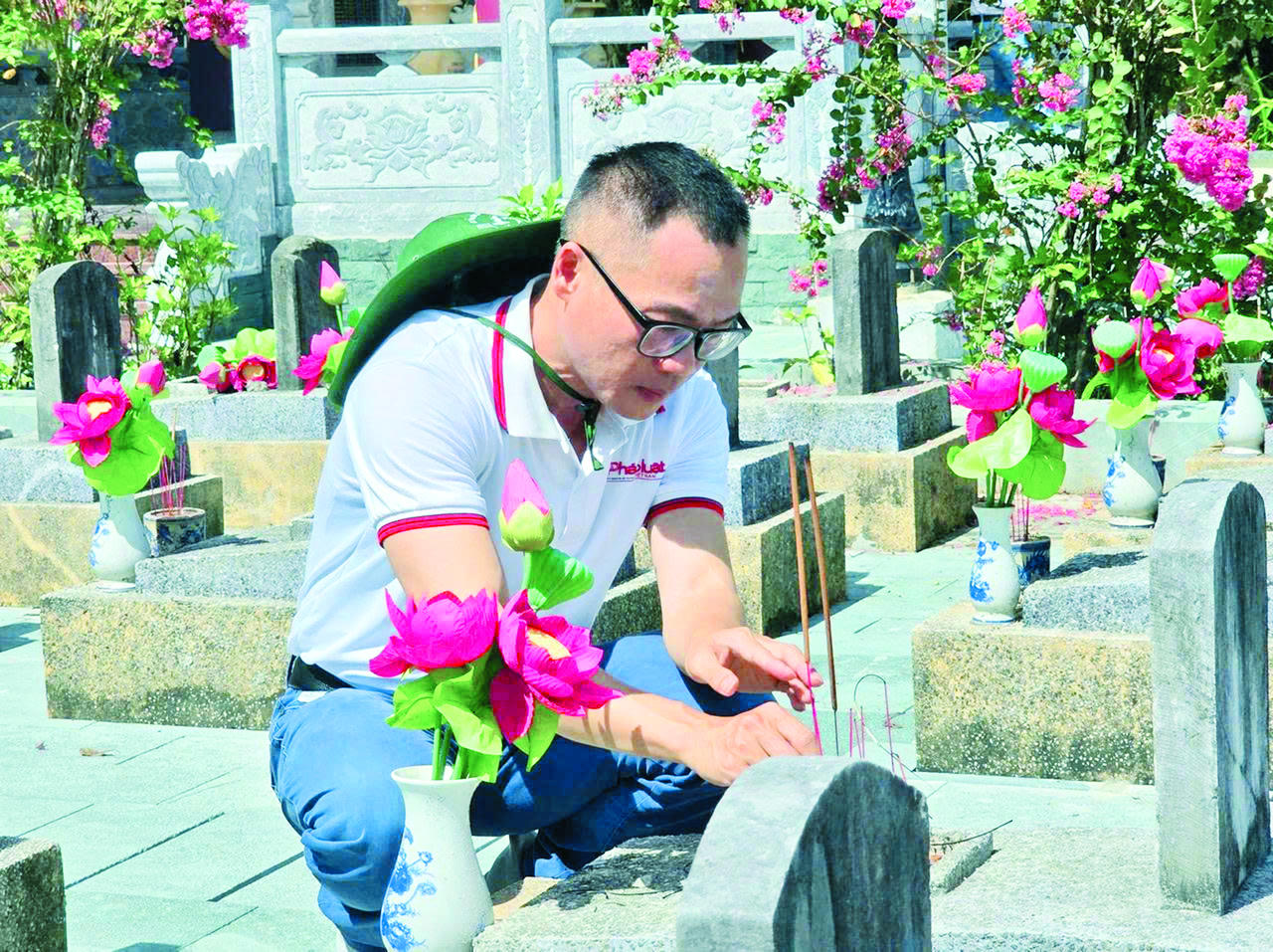 Phó Tổng Biên tập Trần Ngọc Hà thắp nén hương tưởng nhớ các vị anh hùng liệt sĩ tại Nghĩa trang liệt sĩ Quốc gia Trường Sơn.
